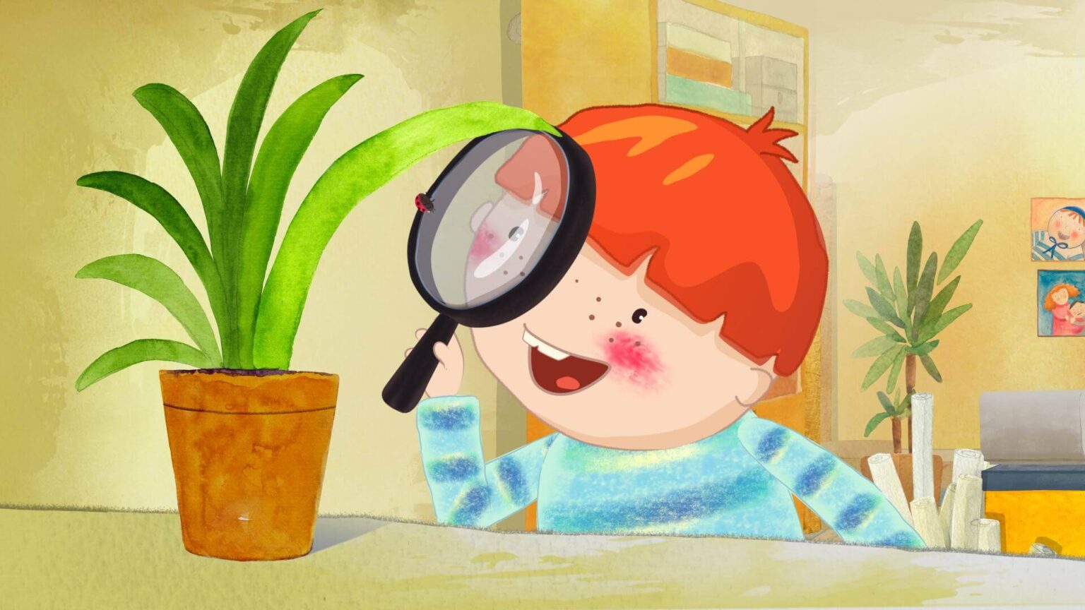 Rudowłose dziecko z kreskówek z piegami patrzy na zieloną roślinę doniczkową przez szkło powiększające, uśmiechając się. Tło obejmuje rośliny, zdjęcia i artykuły gospodarstwa domowego w przytulnym pokoju.