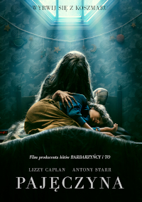 Upiorna, długowłosa postać siedzi na łóżku, ściskając śpiące dziecko w słabo oświetlonym, niesamowitym pokoju. Światło wpada przez okno za nimi. Polski tekst i napisy końcowe filmu są wyświetlane na dole.