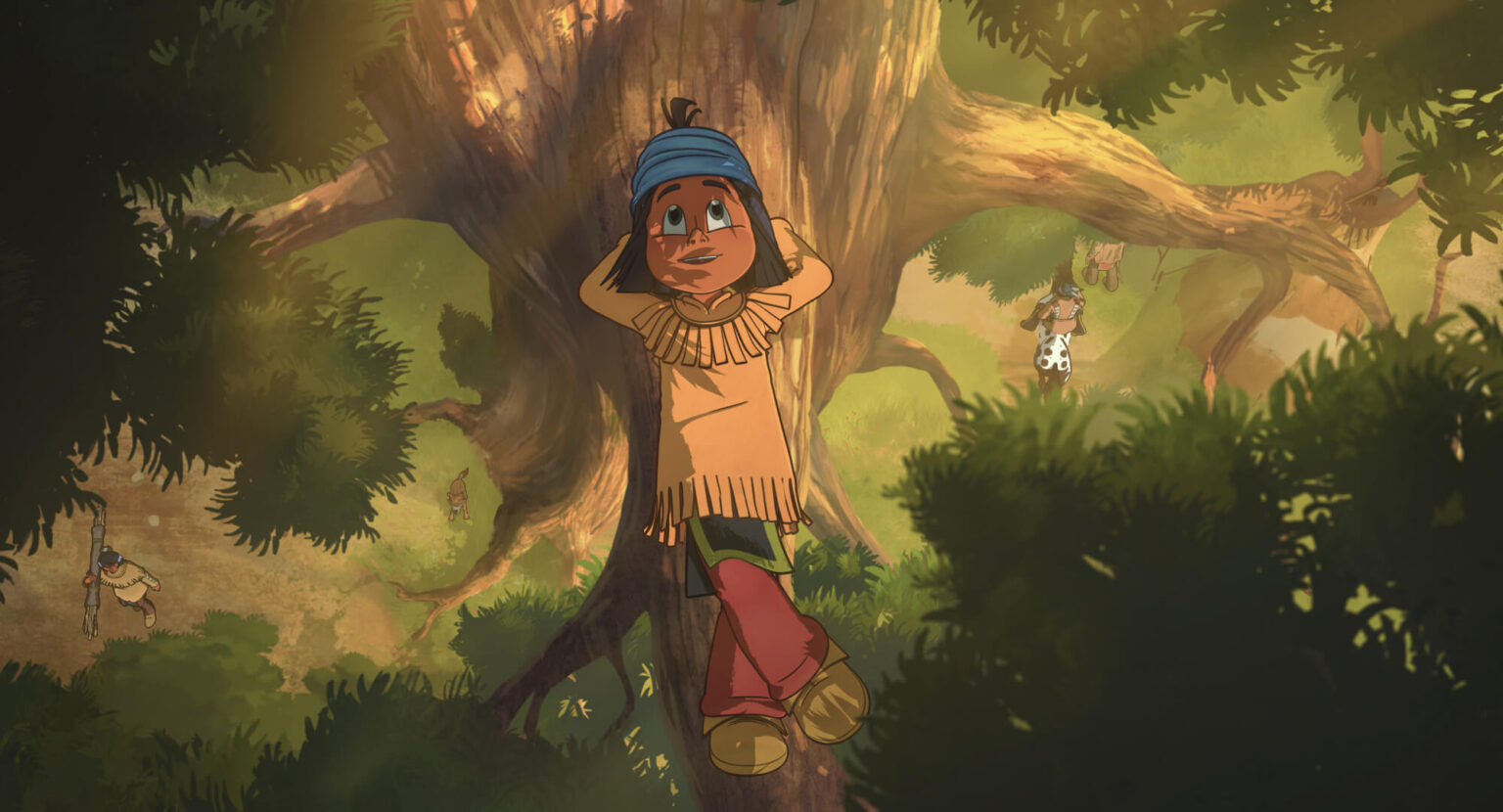 Kreskówkowe dziecko w niebieskim kapeluszu i tunice z frędzlami opiera się o pień drzewa, uśmiecha się i patrzy w górę, otoczone bujną zielenią liści, a na ziemi poniżej widać inne postacie.