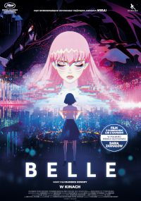 Dziewczyna z krótkimi włosami stoi naprzeciwko kolorowego, futurystycznego krajobrazu miejskiego, nad nią znajduje się duży, eteryczny obraz kobiety o różowych włosach. Na dole wyświetlany jest tytuł filmu BELLE.