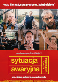 Plakat filmu Sytuacja Awaryjna przedstawia sześć portretów postaci ułożonych w siatce nad tytułem. W dolnej części znajduje się czerwony i żółty tytuł filmu z napisami producenta w języku polskim.