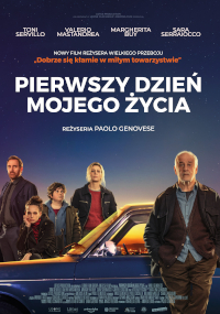 Polski plakat filmowy do filmu Pierwszy dzień mojego życia przedstawia cztery osoby stojące przy niebieskim samochodzie o zachodzie słońca, na tle świateł miasta, nad którymi widnieje tytuł filmu i nazwiska aktorów.