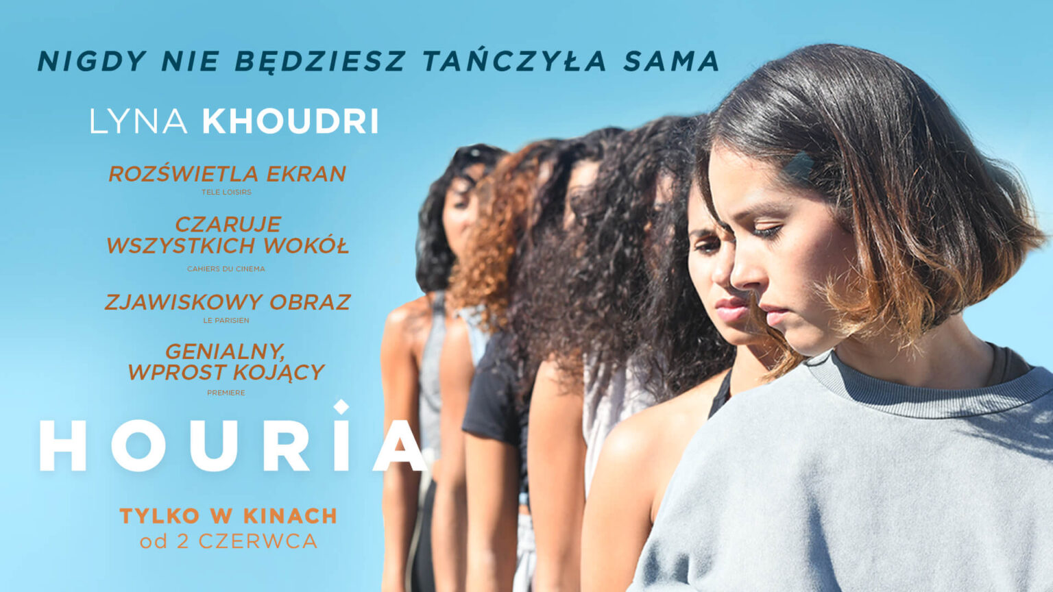 Grupa młodych kobiet stoi w linii ukośnej, zwrócona twarzą w dół, a światło słoneczne rzuca cienie. Polski tekst promuje film Houria z Lyną Khoudri w roli głównej i zapowiada jego premierę kinową 2 czerwca.