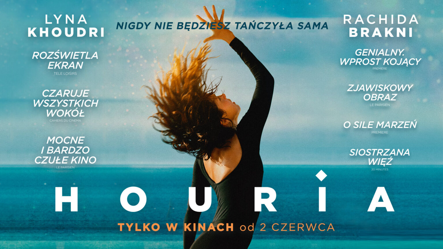 Kobieta z kręconymi włosami tańczy na zewnątrz z uniesionymi ramionami na tle turkusowego nieba. Tytuł filmu HOURIA jest wyśrodkowany, a wokół niej polski tekst i recenzje. Data premiery, 2 czerwca, jest pomarańczowa na dole.