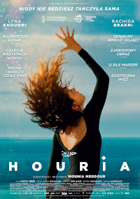 Kobieta z rozwianymi włosami, ubrana w czarny top, wdzięcznie unosi ręce na tle błękitnego nieba. Na plakacie widnieje tytuł filmu Houria i różne polskie teksty.