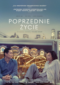 Polski plakat filmowy do filmu Poprzednie Życie przedstawia mężczyznę i kobietę siedzących razem na ławce nocą na tle świateł miasta, a nad nimi i pod nimi znajduje się polski tekst.