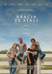 Czterech młodych mężczyzn pochyla się i siedzi swobodnie na białym płocie na trawiastym polu pod błękitnym niebem. Polski tekst nad nimi zawiera tytuł filmu Bracia ze Stali i inne szczegóły produkcji.