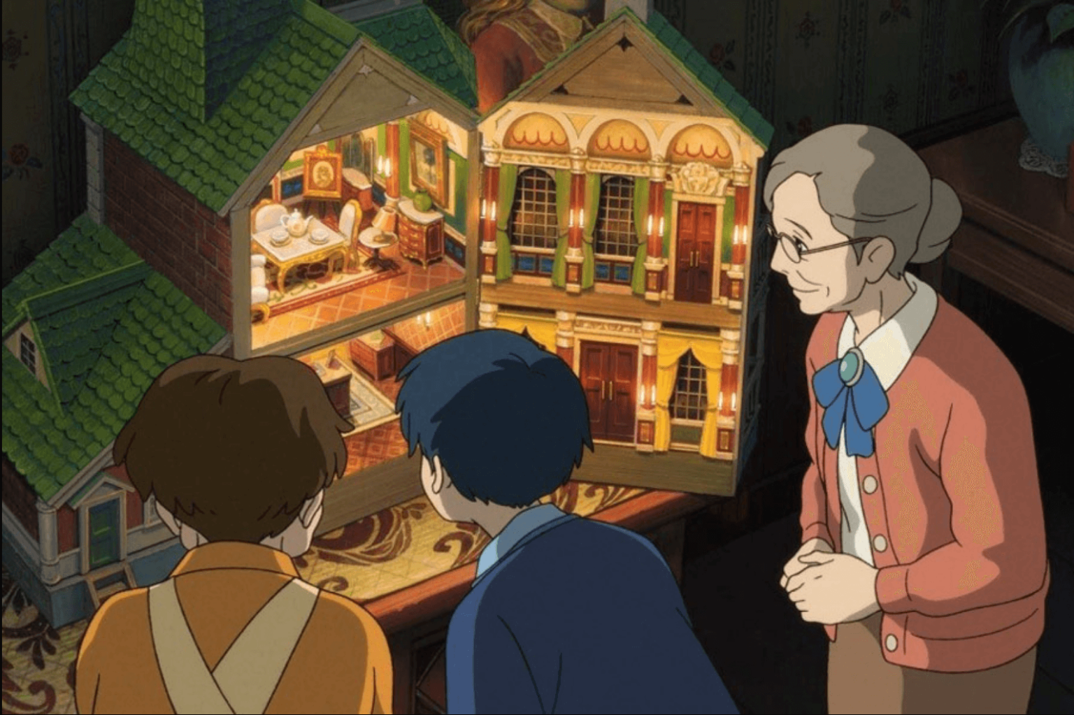 Dwoje dzieci i starsza kobieta przyglądają się uważnie otwartemu, szczegółowemu domkowi dla lalek z oświetlonymi pokojami. Scena jest animowana, z ciepłym oświetleniem i misternym wystrojem wewnątrz domku dla lalek.