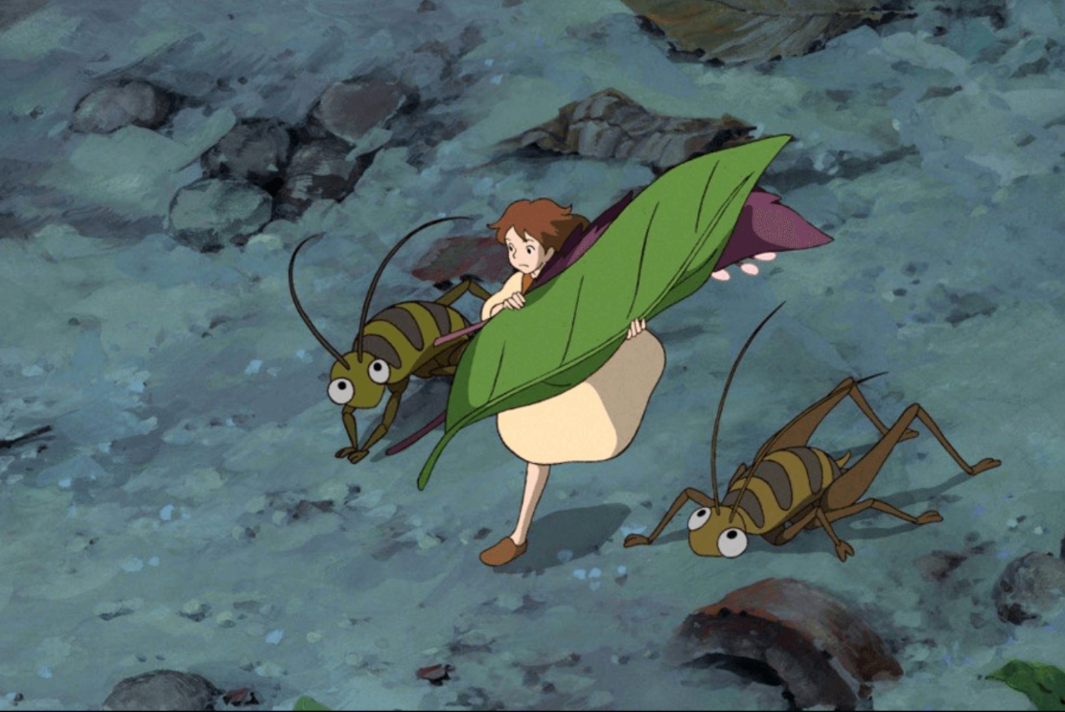 Mała dziewczynka niosąca duży zielony liść idzie obok dwóch dużych brązowych owadów po skalistym, niebieskoszarym podłożu. Scena jest animowana, a dziewczynka wydaje się znacznie mniejsza niż normalni ludzie.