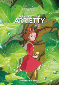 Dziewczyna z rudymi włosami i czerwoną sukienką stoi wśród dużych zielonych liści z kroplami wody. Trzyma się łodygi, a tekst nad nią brzmi Tajemniczy Świat Arrietty.