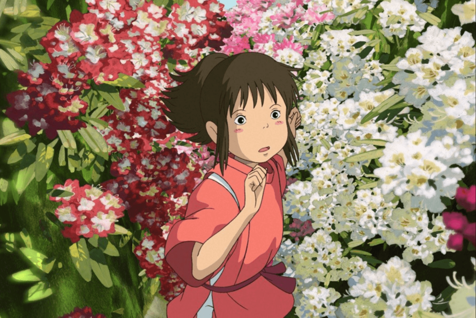 Animowana dziewczynka z brązowymi włosami związanymi w kucyk i ubrana w różowy strój przechadza się po alejce w ogrodzie, gdzie rosną gęste czerwone, białe i różowe kwiaty. Wygląda na zaskoczoną lub zaniepokojoną.