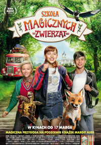 Plakat filmowy Szkoły Magicznych Zwierząt przedstawiający trójkę uśmiechniętych dzieci, lisa, żółwia w okularach i czerwony autobus w zielonym parku z zamkiem i lecącym ptakiem w tle.