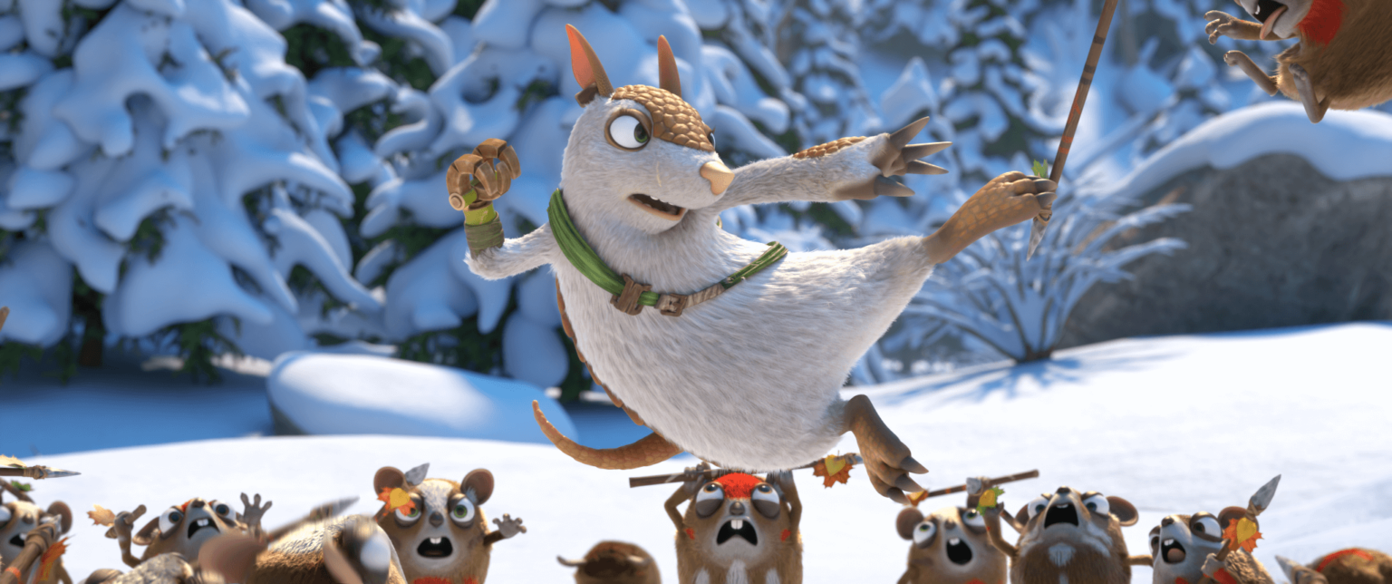 Kreskówkowy opos noszący zielony pas wykonuje wysokie kopnięcie w zaśnieżonym lesie, otoczony przez zaskoczone małe zwierzęta z liśćmi na głowach. W tle widać pokryte śniegiem drzewa.