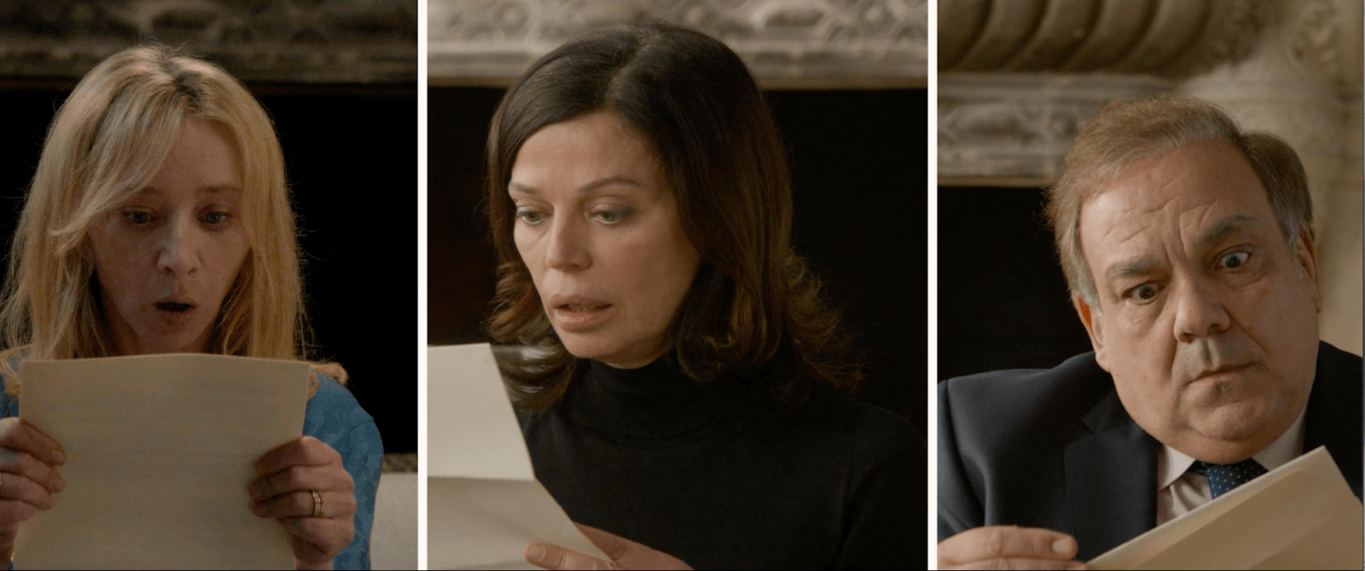 Trzy osoby – blondynka, brunetka i mężczyzna – wyglądają na zszokowanych i zaskoczonych, czytając oddzielne listy lub dokumenty.