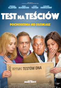 Cztery osoby z niepokojem patrzą na dużą kopertę z napisem „Wyniki Testów DNA” na niebieskim tle. Nad nimi widnieje pogrubiony biały tekst polskiego filmu „Test na Teściów”.