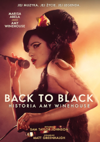 Kobieta z ciemnymi włosami ułożonymi w ule, skrzydlatym eyelinerem i tatuażami trzyma mikrofon na scenie. Tekst brzmi: Back to Black: Historia Amy Winehouse z udziałem Marisy Abeli, Sama Taylor-Johnsona i Matta Greenhalgha.