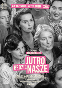 Czarno-biały plakat filmowy przedstawia grupę poważnie wyglądających kobiet. Jaskraworóżowy i biały polski tekst nad obrazem brzmi: Jutro będzie nasze, z napisami Paola Cortellesi i Valerio Mastandrea.