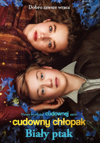 Dwóch młodych ludzi leży obok siebie na ziemi, twarzą do góry. Nad obrazem pojawiają się niebieskie kwiaty i tytuł Cudowny chłopak: Biały ptak, z dodatkowym polskim tekstem powyżej i poniżej.