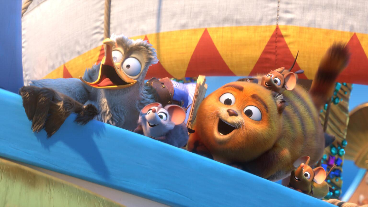 Grupa animowanych zwierząt, w tym ptak, myszy i puszysty pomarańczowy stworek, podekscytowana pochyla się nad krawędzią kolorowej łodzi z pasiastym żaglem.