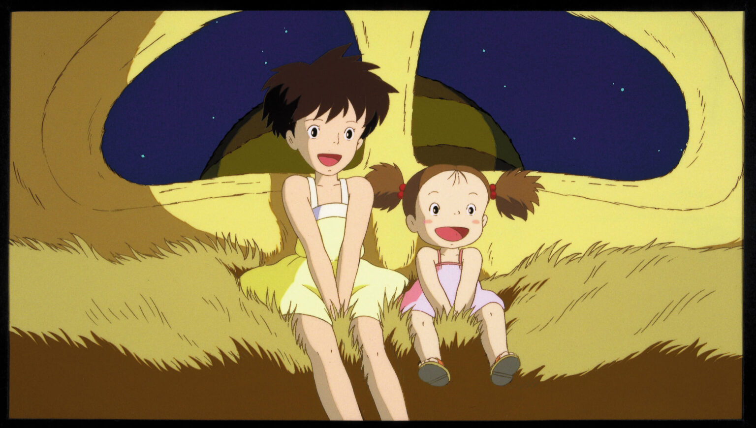 Dwie młode dziewczynki o radosnych minach siedzą obok siebie na dużym, kudłatym stworzeniu pod rozgwieżdżonym nocnym niebem, skąpanym w ciepłym, żółtym świetle.