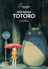 Młoda dziewczyna w pomarańczowej sukience i czerwonym parasolu stoi na przystanku autobusowym w deszczu obok Totoro, dużego, przyjaznego stworzenia z szarym futrem i liściem na głowie. Tekst powyżej brzmi Mój sąsiad Totoro.