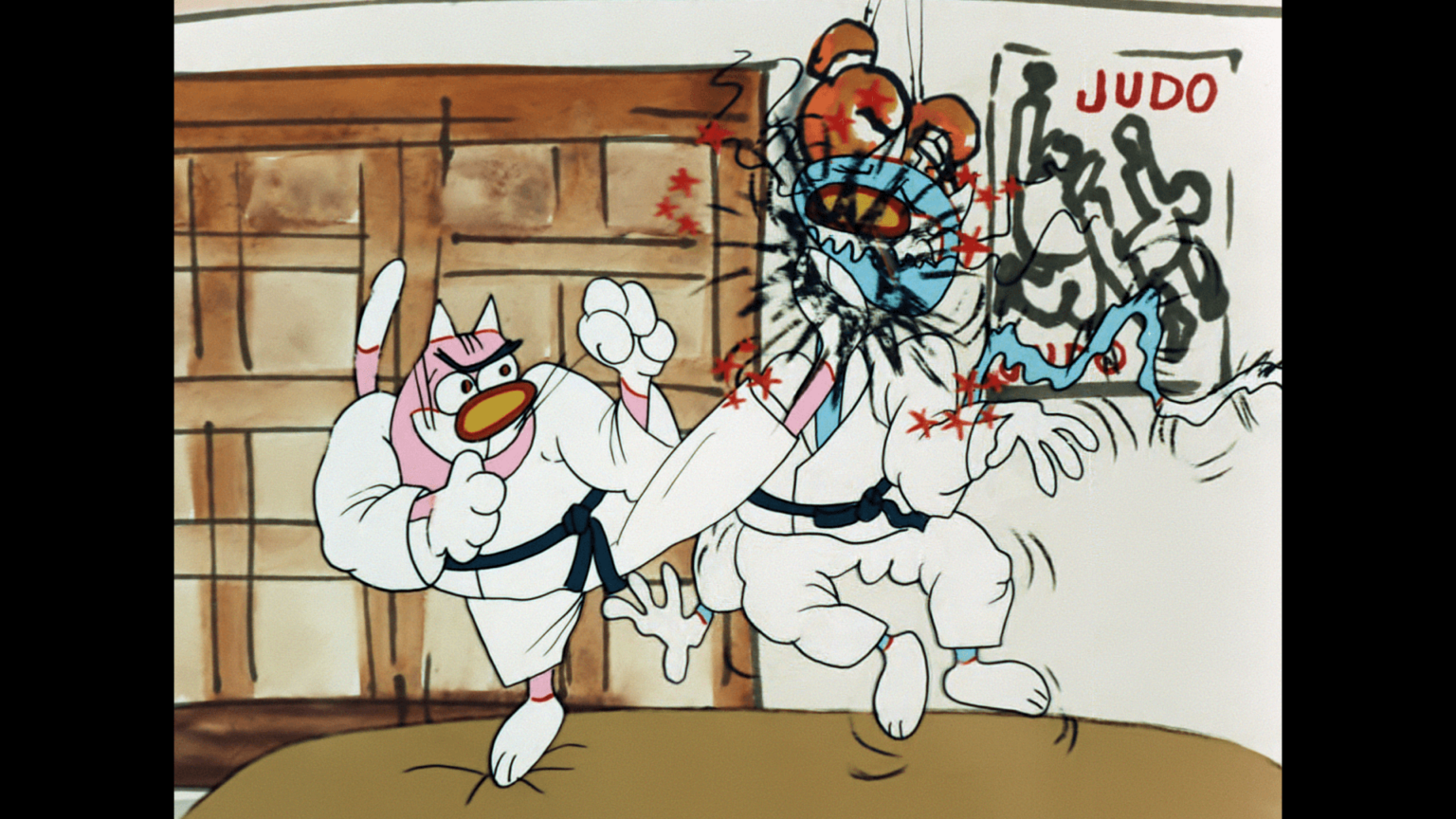 Kot z kreskówki w białym stroju judo kopie w twarz przeciwnika w niebieskiej masce, rozrzucając iskry. Obaj znajdują się w dojo z napisem JUDO i dekoracjami ściennymi w tle.