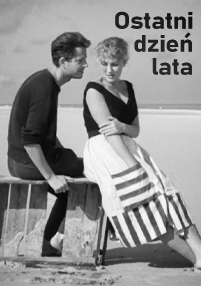 Mężczyzna i kobieta siedzą razem na drewnianej konstrukcji na plaży, patrząc na siebie. Obraz jest czarno-biały, z polskim tekstem Ostatni dzień lata w prawym górnym rogu.