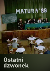 Uczniowie zdają egzamin w klasie z zielonym banerem z napisem MATURA 88. Nauczyciele lub egzaminatorzy siedzą przy długim stole z przodu, a tablica stoi z boku. Tekst poniżej brzmi Ostatni dzwonek.