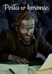 Mężczyzna z twarzą pokrytą sadzą i potarganymi włosami siedzi przy stole i czyta gazety. Tekst Perła w koronie pojawia się na górze obrazu.