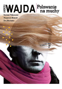 Stylizowany plakat filmowy przedstawiający czarno-biały portret osoby o poważnej twarzy, z rozwianymi włosami zasłaniającymi oczy, ubranej w różowy szalik. Napis głosi: Andrzej Wajda, Polowanie na muchy.