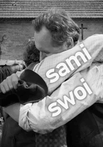Dwie osoby obejmują się ciasno na czarno-białym zdjęciu. Polskie słowa „sami swoi” pojawiają się na zdjęciu pogrubionymi, białymi literami. Scena ma emocjonalną, nostalgiczną atmosferę.