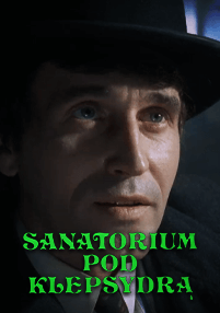 Zbliżenie mężczyzny w czarnym kapeluszu, patrzącego lekko w górę, u dołu zdjęcia widnieje napis „Sanatorium Pod Klepsydrą” w stylizowanej zielonej czcionce.