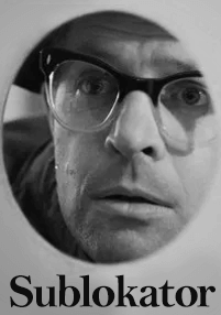 Mężczyzna w okularach i kapeluszu spogląda przez okrągły otwór. Obraz jest czarno-biały, a poniżej widnieje słowo Sublokator w dużym tekście.