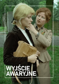 Dwie kobiety stoją na zewnątrz. Jedna, ubrana w brązową kurtkę i trzymająca brązową torebkę, patrzy przed siebie, podczas gdy druga, w beżowym garniturze, delikatnie dotyka jej brody. Na dole pojawia się polski tekst WYJŚCIE AWARYJNE.
