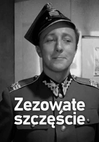 Mężczyzna w mundurze wojskowym i czapce lekko się uśmiecha na czarno-białym zdjęciu. Polski tekst na dole brzmi Zezowate szczęście.