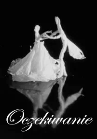 Dwie delikatne papierowe figurki, przypominające tańczącą parę, stoją na odblaskowej powierzchni, a u dołu widnieje napis Oczekiwanie (po polsku „Oczekiwanie”) napisany kursywą.