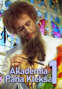 Mężczyzna z bujną brodą i okularami, ubrany w biały płaszcz, maluje pędzlem przed kolorowym witrażem. Na dole obrazu pogrubioną czcionką napisano Akademia Pana Kleksa 1.