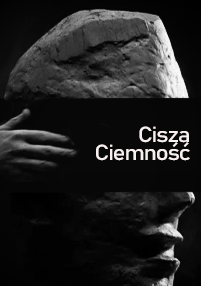 Ręka zakrywa oczy surowego kamiennego popiersia w słabym oświetleniu. Na twarzy posągu znajduje się czarny pasek z białym polskim tekstem „Cisza Ciemność”.