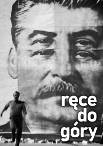 Osoba biegnie przed dużym czarno-białym muralem przedstawiającym twarz Stalina. W prawym dolnym rogu pogrubiony biały tekst głosi ręce do góry.