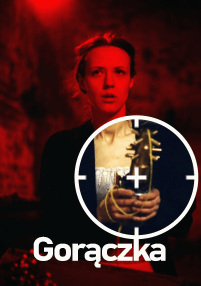 Kobieta stoi w czerwonym świetle, trzymając kolczasty przedmiot owinięty żółtym drutem. Biała grafika celu przybliża jej ręce. Na dole pojawia się słowo Gorączka.