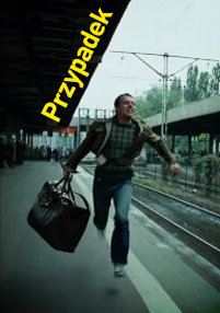 Mężczyzna biegnie wzdłuż peronu kolejowego, niosąc dużą torbę. Słowo Przypadek pojawia się ukośnie w pogrubionej żółtej czcionce.