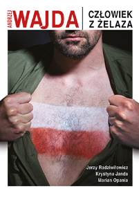 Mężczyzna rozpina koszulę, odsłaniając klatkę piersiową pomalowaną w czerwone i białe paski, przypominające polską flagę. Na okładce widnieje napis Andrzej Wajda Człowiek z Żelaza, a poniżej wymieniono członków obsady.