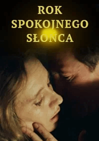 Zbliżenie na kobietę i mężczyznę obejmujących się w półmroku, nad ich głowami świeci na żółto napis „Rok spokojnego słońca”.