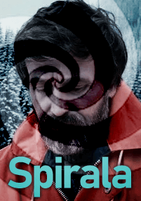 Mężczyzna w pomarańczowej kurtce stoi na zewnątrz w śnieżnym krajobrazie. Jego twarz jest częściowo zasłonięta przez ciemną spiralną grafikę. Słowo Spirala pojawia się na dole pogrubionym turkusowym tekstem.