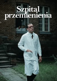 Mężczyzna w białym fartuchu laboratoryjnym wychodzi z ceglanego budynku, podczas gdy trzy osoby patrzą z okna za nim. Na górze obrazu pojawia się tekst Szpital przemienienia.