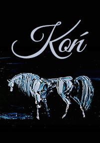 Stylizowany srebrny koń stoi na ciemnym tle, a nad nim znajduje się napis „Koń” napisany eleganckim pismem.