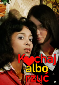 Dwie kobiety stoją blisko siebie, obie z ciemnymi włosami i poważnymi minami. Tekst „Kochaj albo rzuć” znajduje się na dole w kolorze czerwonym, żółtym i białym, a symbol serca zastępuje „o” w „Kochaj”.