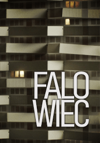 Zbliżenie na fasadę nowoczesnego budynku mieszkalnego nocą z balkonami i oświetlonymi oknami. Na dole zdjęcia widnieje napis FALOWIEC dużymi białymi literami.