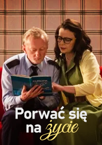 Mężczyzna w mundurze policyjnym i kobieta w okularach i zielonej sukience siedzą na czerwonej kanapie, czytając razem książkę. Za nimi jest ściana w kratę. Polski tekst na obrazie brzmi: Porwać się na życie.