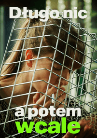 Kobieta z grzywką patrzy w dół, trzymając dłoń za twarz za przechyloną metalową kratką. Polski tekst brzmi: Długo nic a potem wcale.